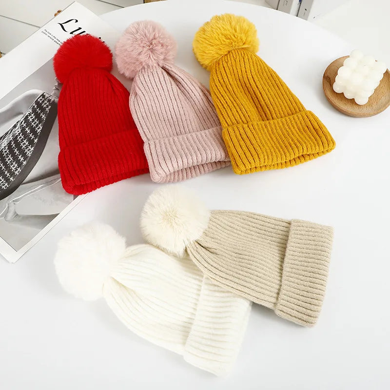 Bonnet à Gros Pompon Moelleux en Maille pour le Ski