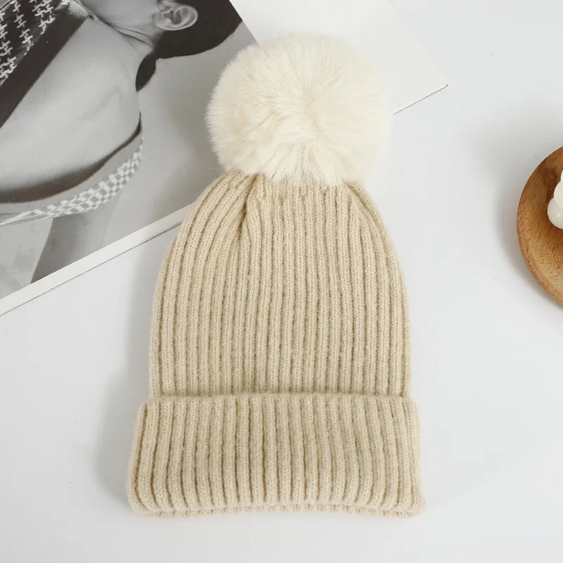 Bonnet à Gros Pompon Moelleux en Maille pour le Ski