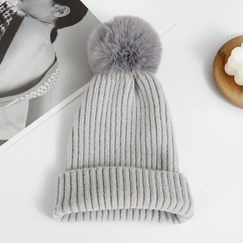 Bonnet à Gros Pompon Moelleux en Maille pour le Ski