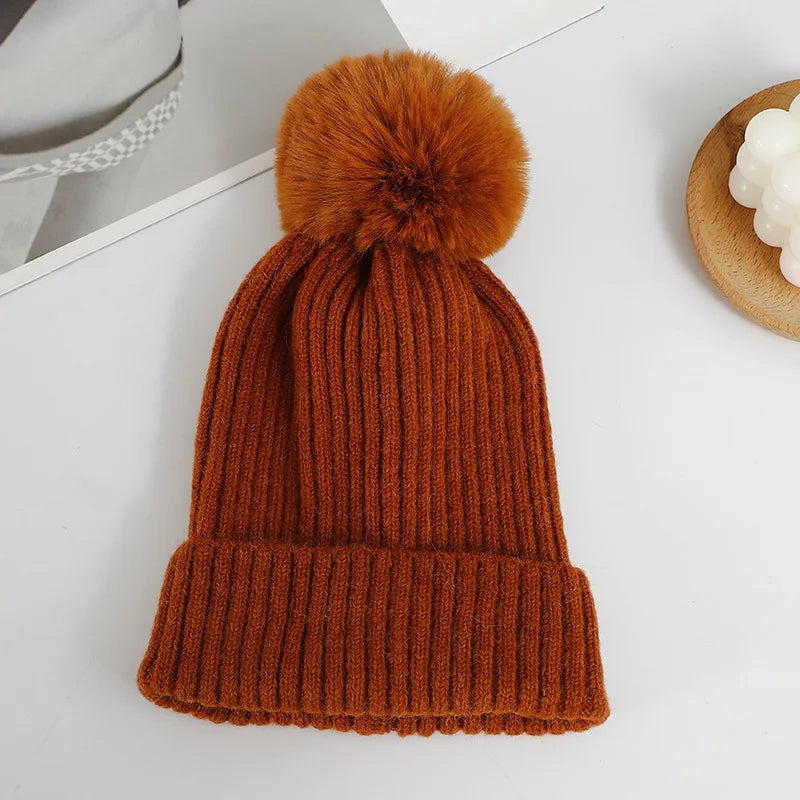 Bonnet à Gros Pompon Moelleux en Maille pour le Ski