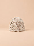 Bonnet au crochet beige en dentelle florale ajourée, vue de face