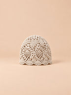 Bonnet au crochet beige en dentelle florale ajourée, vue de face