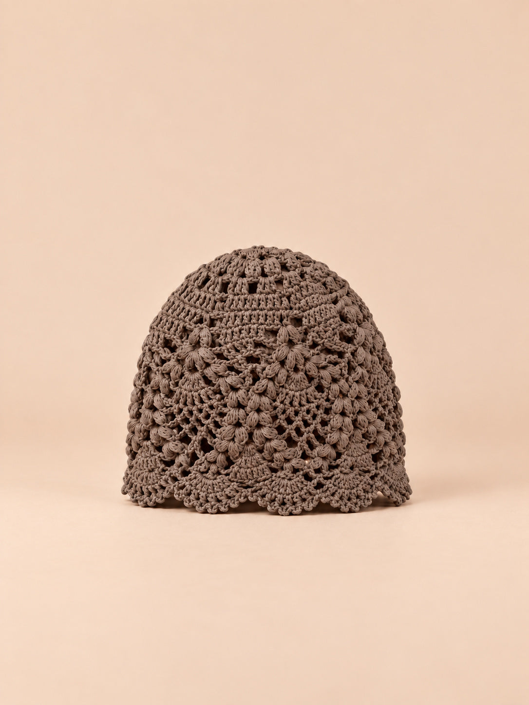 Bonnet au crochet café en dentelle florale ajourée, vue de face