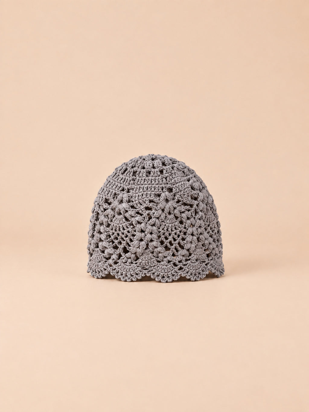 Bonnet au crochet gris en dentelle florale ajourée, vue de face