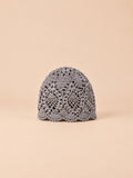 Bonnet au crochet gris en dentelle florale ajourée, vue de face