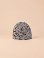 Bonnet au crochet gris en dentelle florale ajourée, vue de face