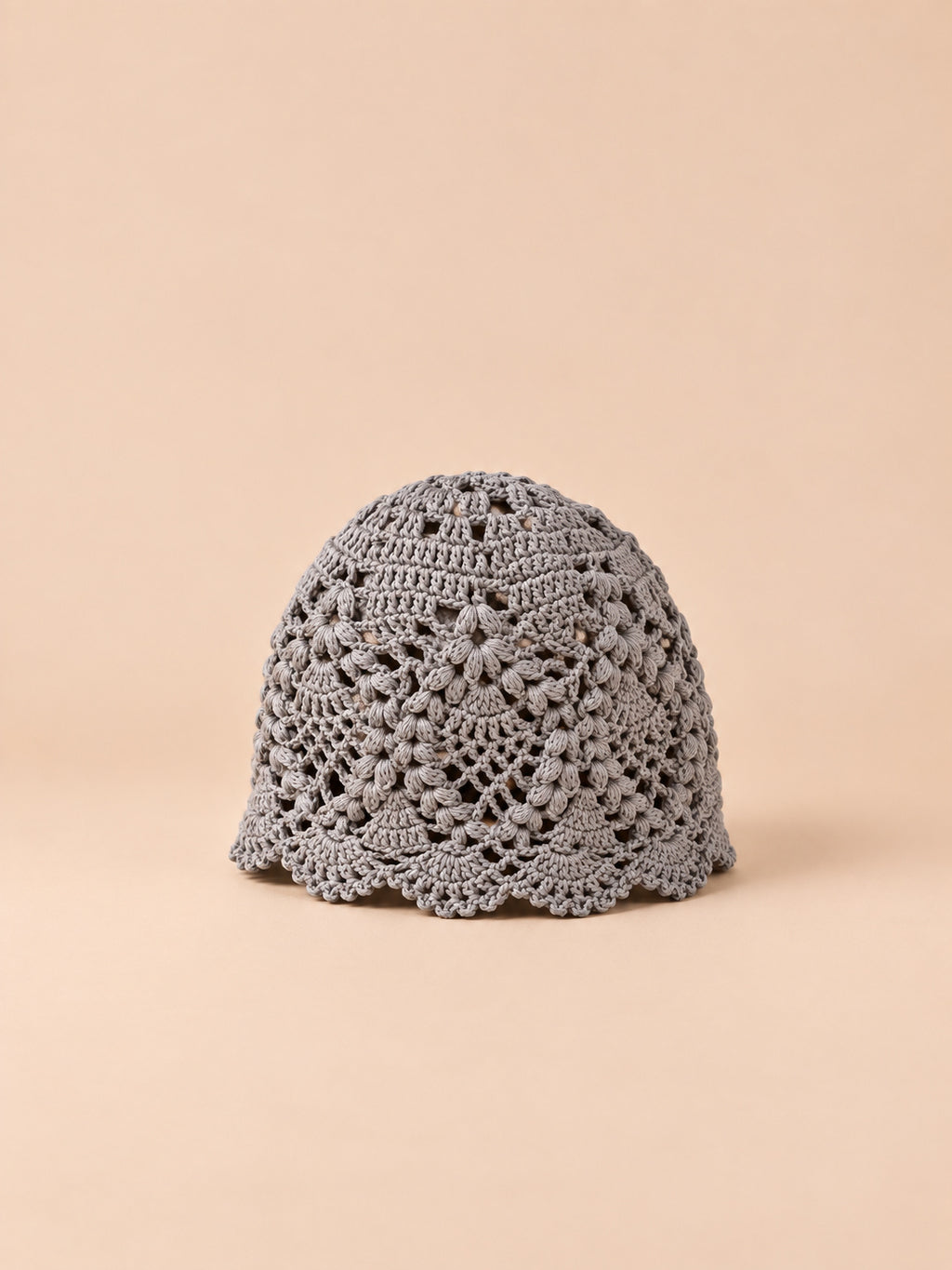 Bonnet au crochet gris en dentelle florale ajourée, vue de trois quarts