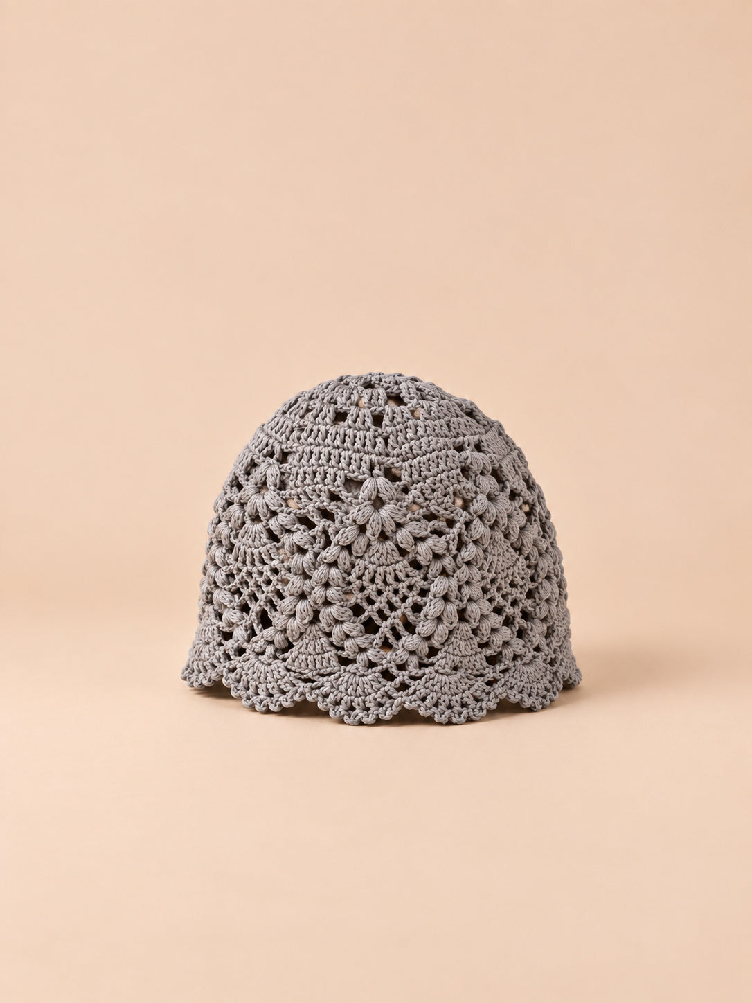 Bonnet au crochet gris en dentelle florale ajourée, vue de trois quarts