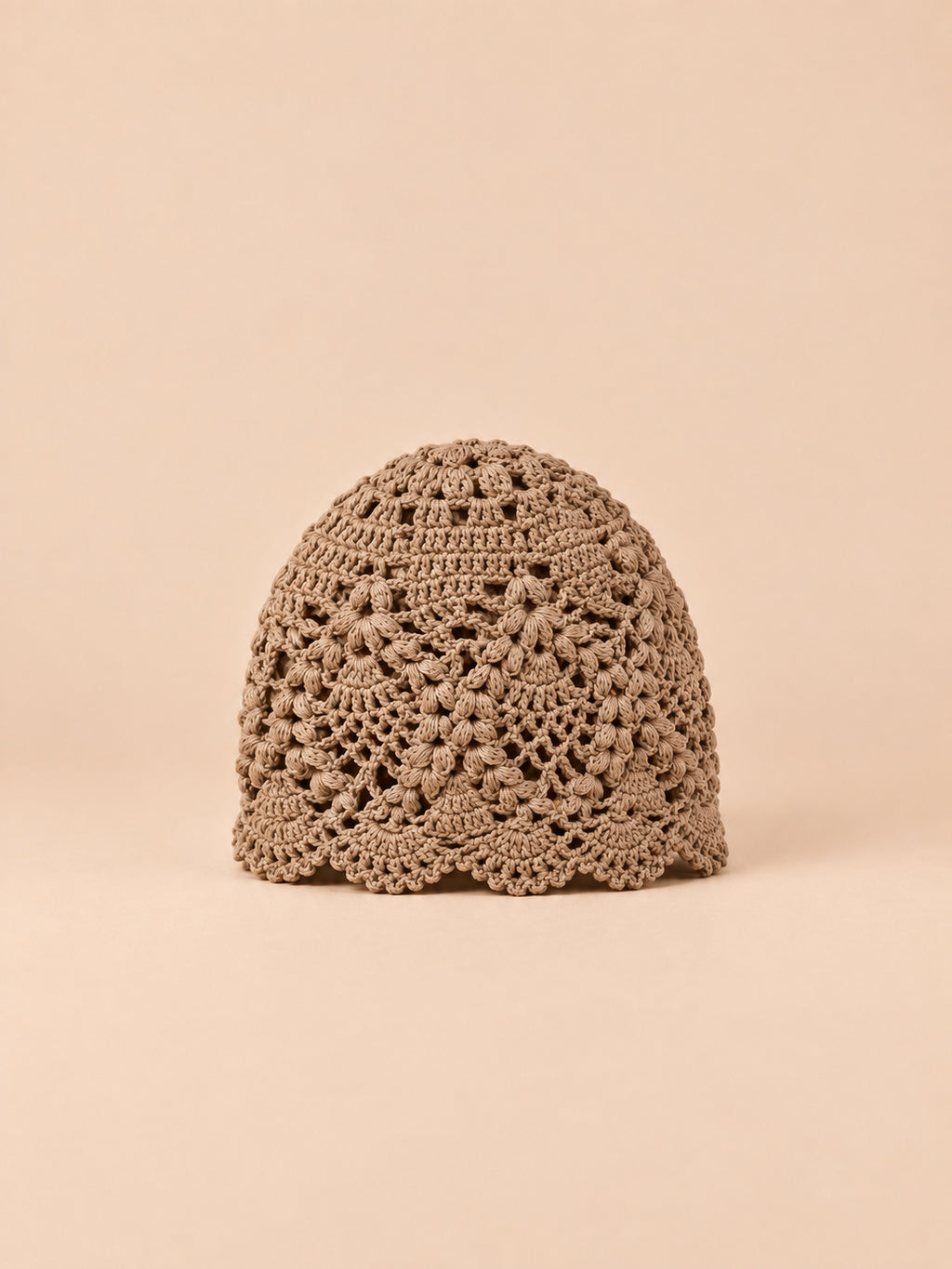 Bonnet au crochet kaki en dentelle florale ajourée, vue de face