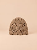 Bonnet au crochet kaki en dentelle florale ajourée, vue de face