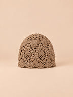 Bonnet au crochet kaki en dentelle florale ajourée, vue de face