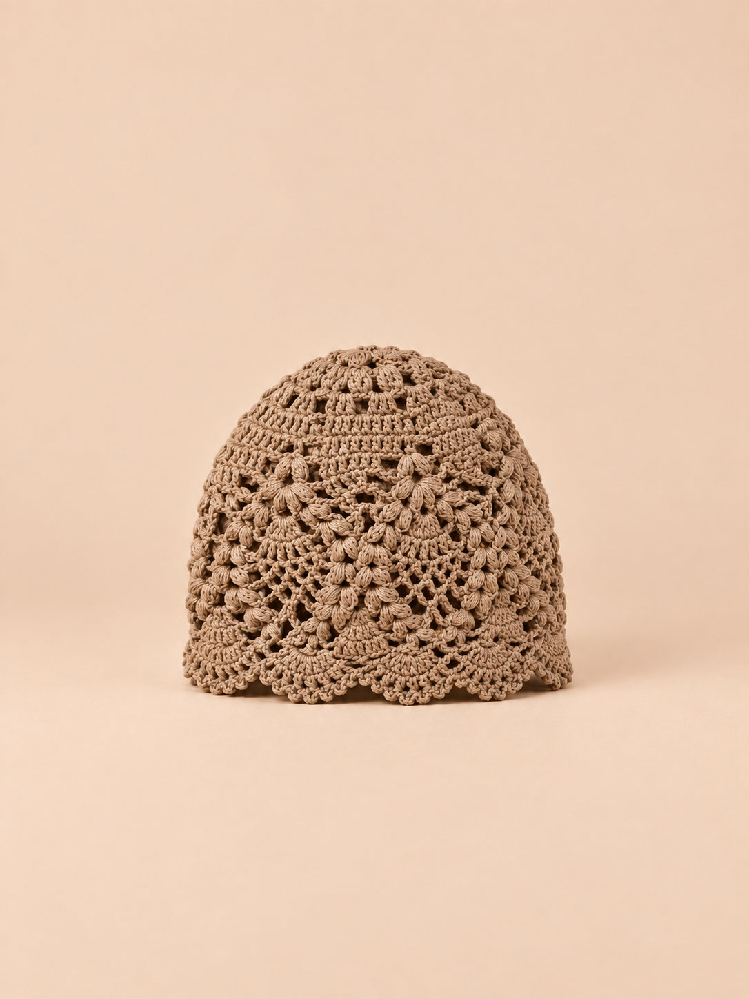 Bonnet au crochet kaki en dentelle florale ajourée, vue de face