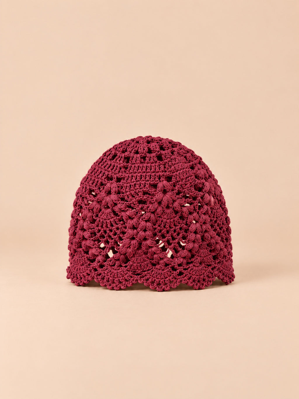 Bonnet au crochet rouge en dentelle florale ajourée, vue de face