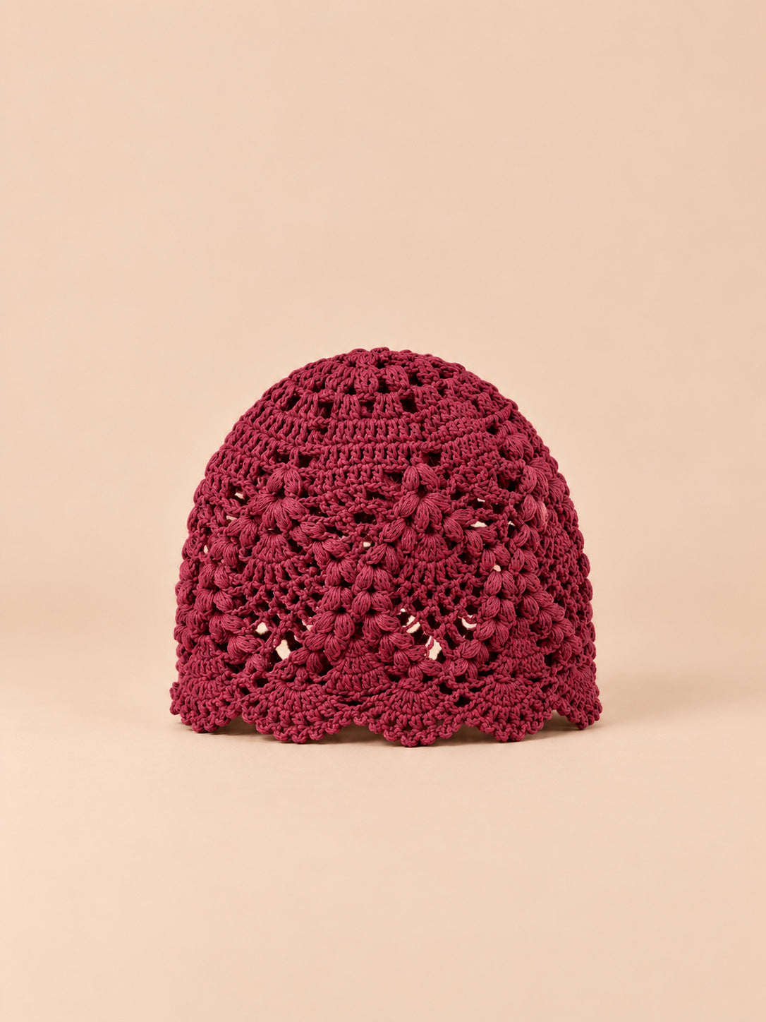 Bonnet au crochet rouge en dentelle florale ajourée, vue de face