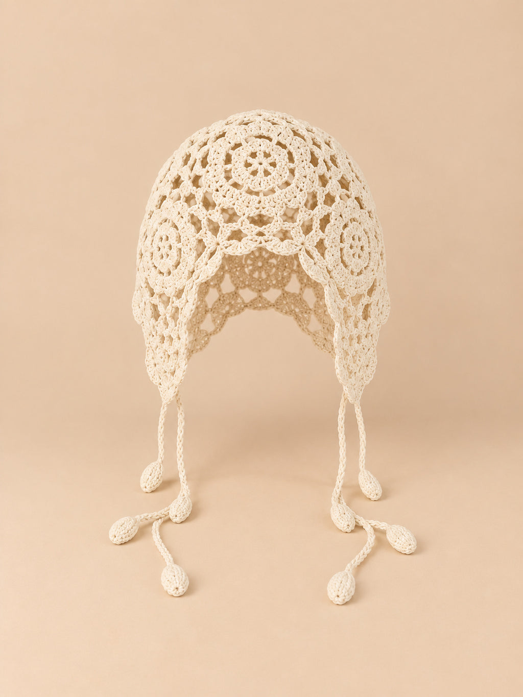 Bonnet au crochet ajouré blanc a à nouer, vue de face