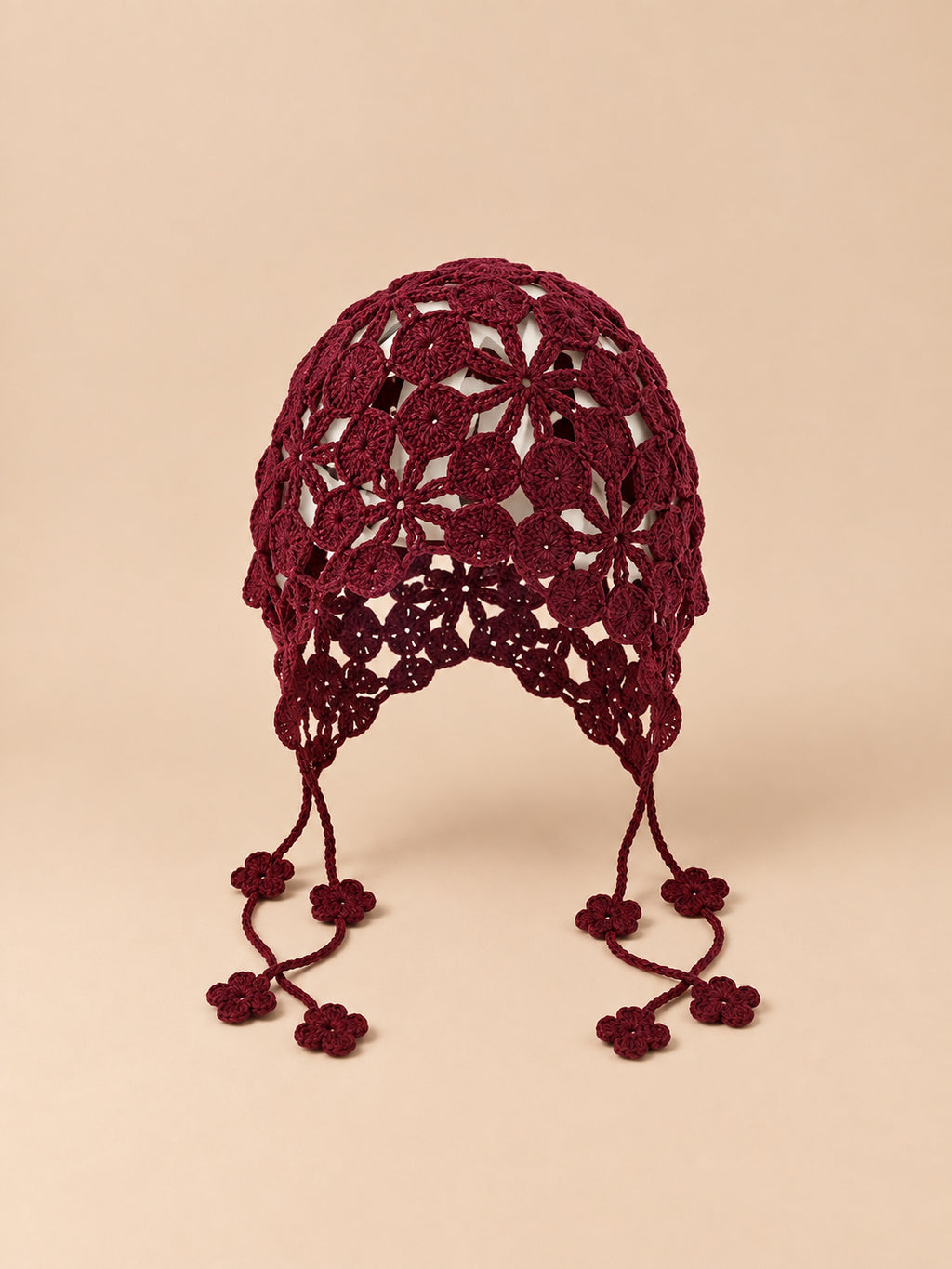 Bonnet au crochet ajouré bordeaux à nouer, vue de face