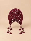 Bonnet au crochet ajouré bordeaux à nouer, vue de face