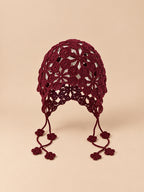 Bonnet au crochet ajouré bordeaux à nouer, vue de face