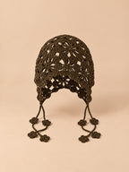 Bonnet au crochet ajouré marron à nouer, vue de face