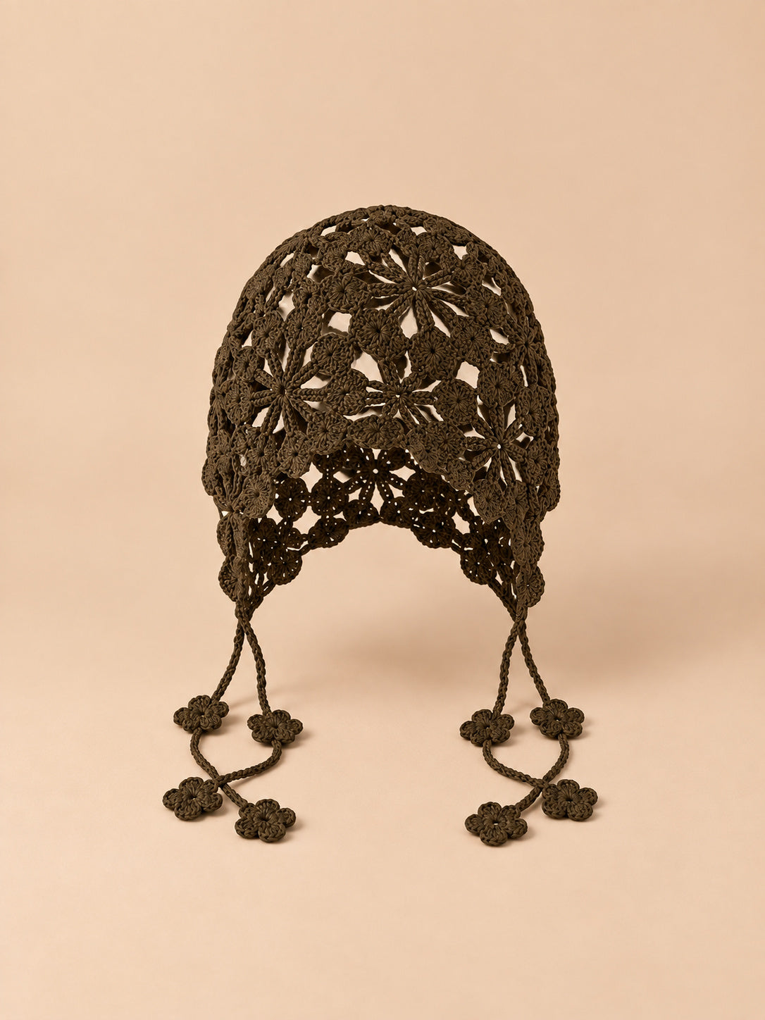 Bonnet au crochet ajouré marron à nouer, vue de face