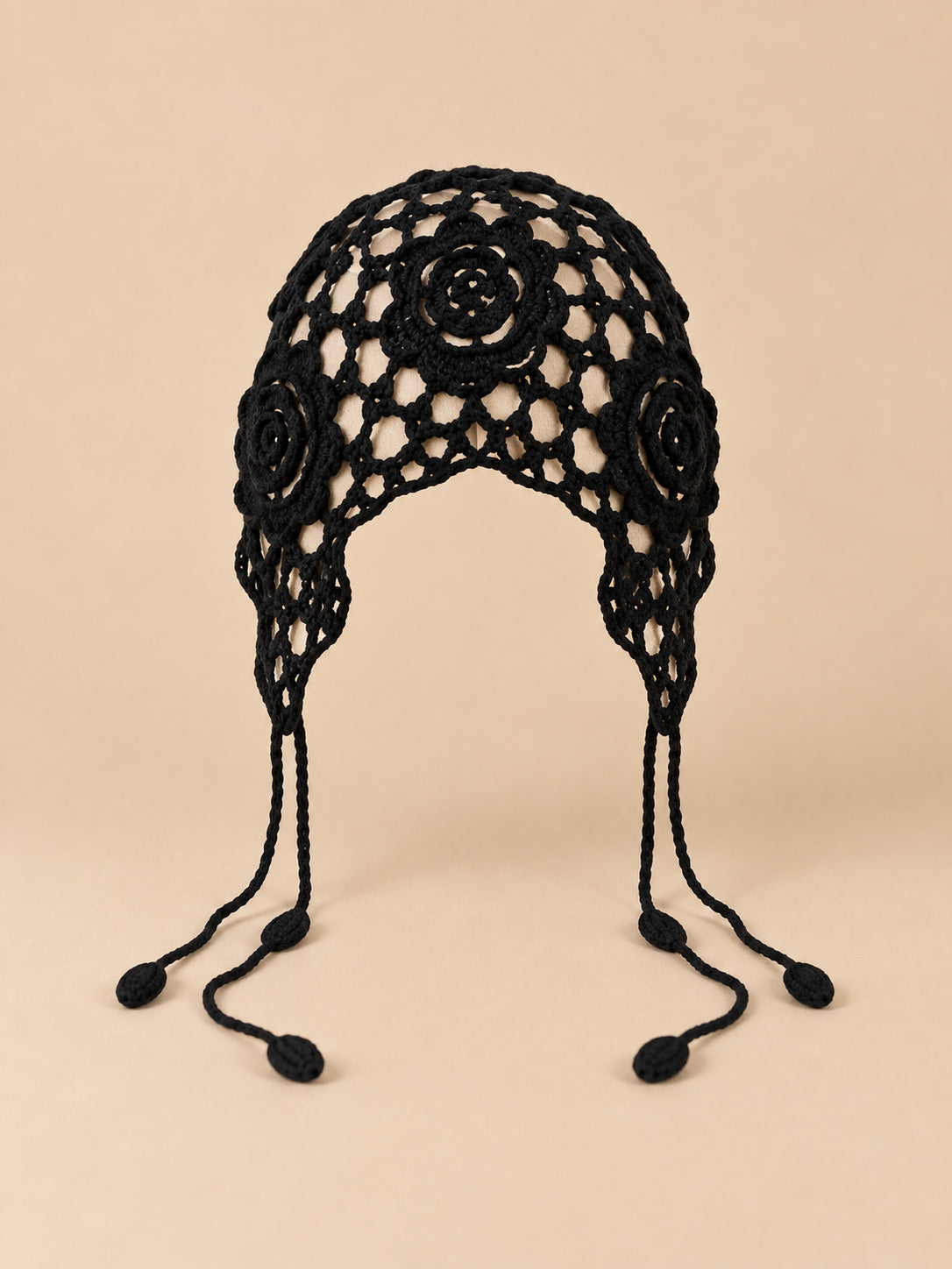 Bonnet au crochet ajouré noir a à nouer, vue de face