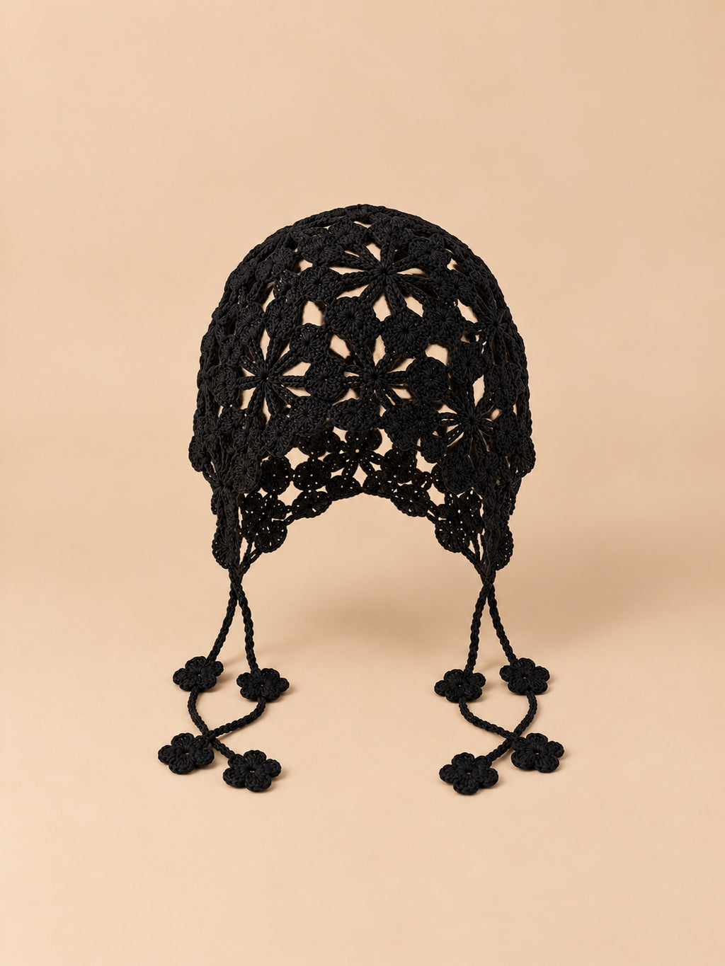 Bonnet au crochet ajouré noir à nouer, vue de face