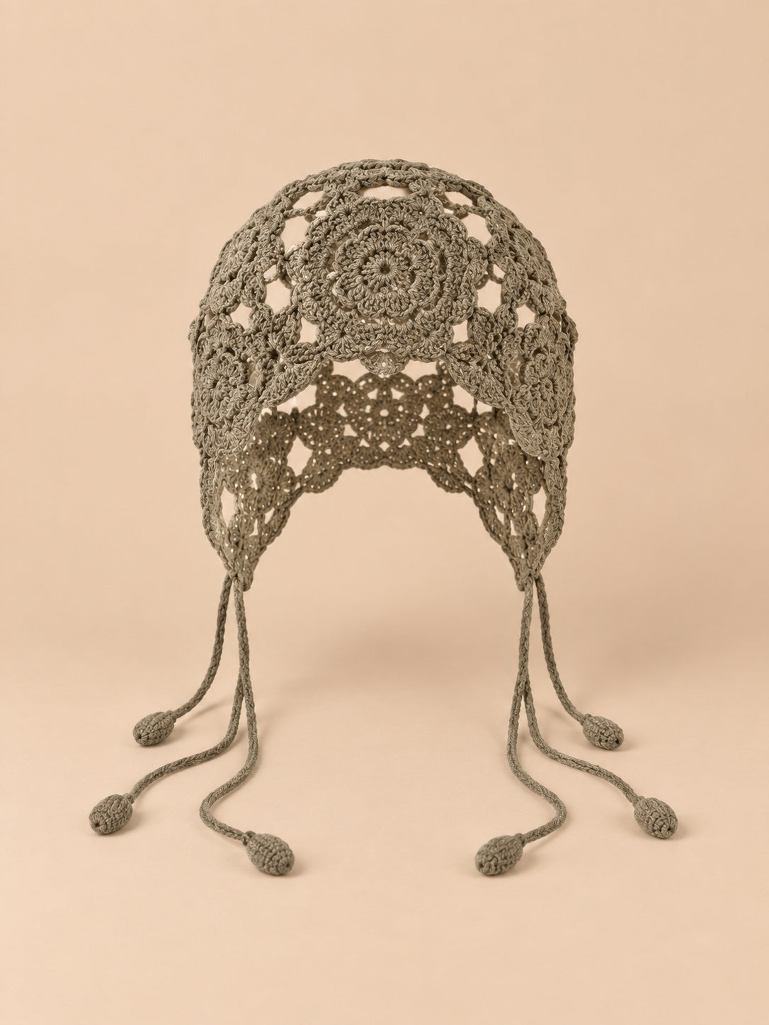 Bonnet au crochet ajouré vert a à nouer, vue de face