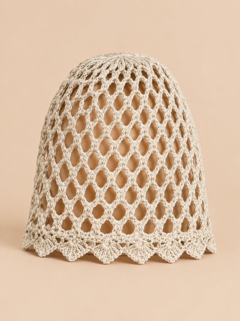 Bonnet femme ajouré léger au crochet, beige, vue de face