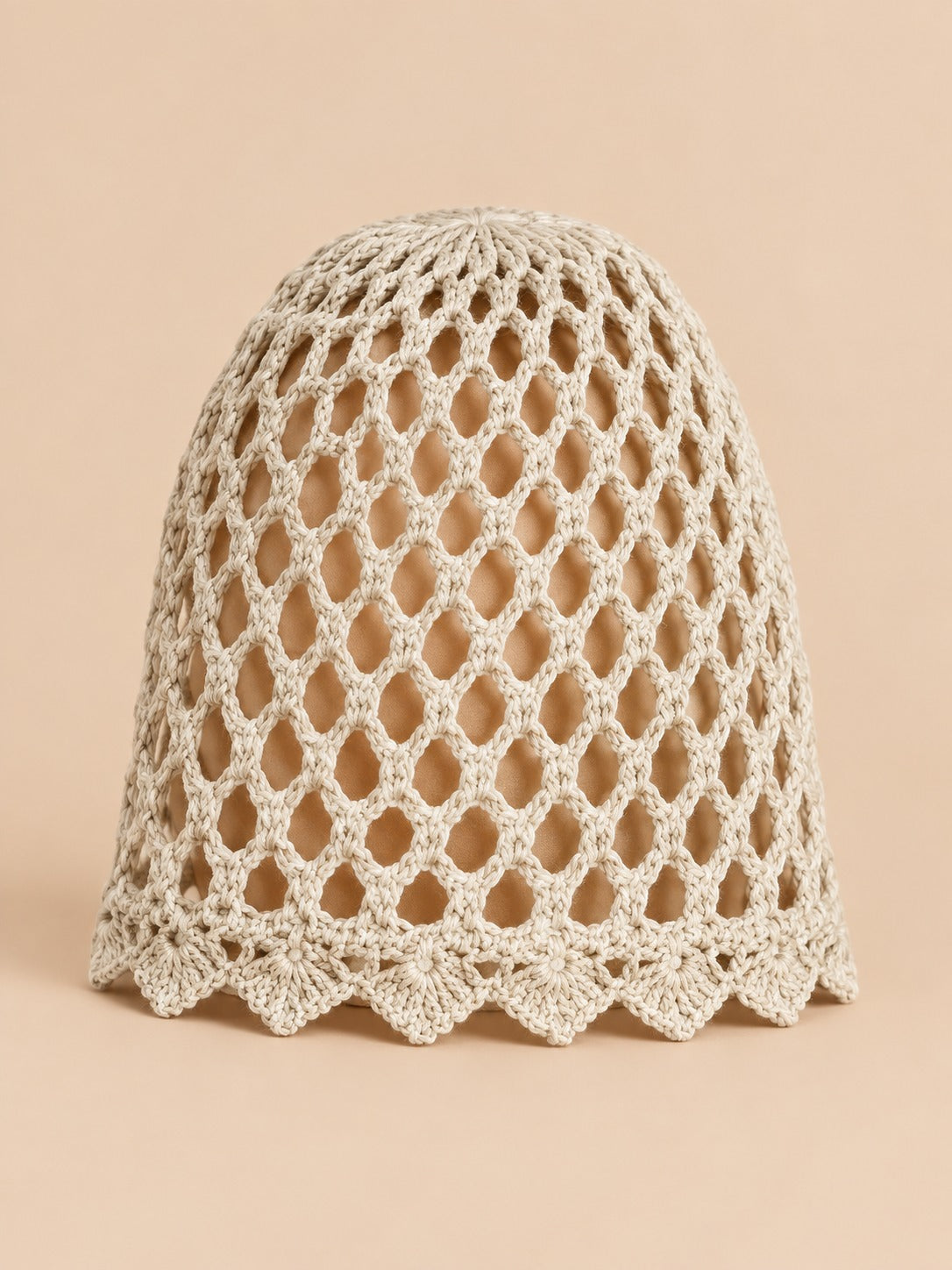 Bonnet femme ajouré léger au crochet, beige, vue de face