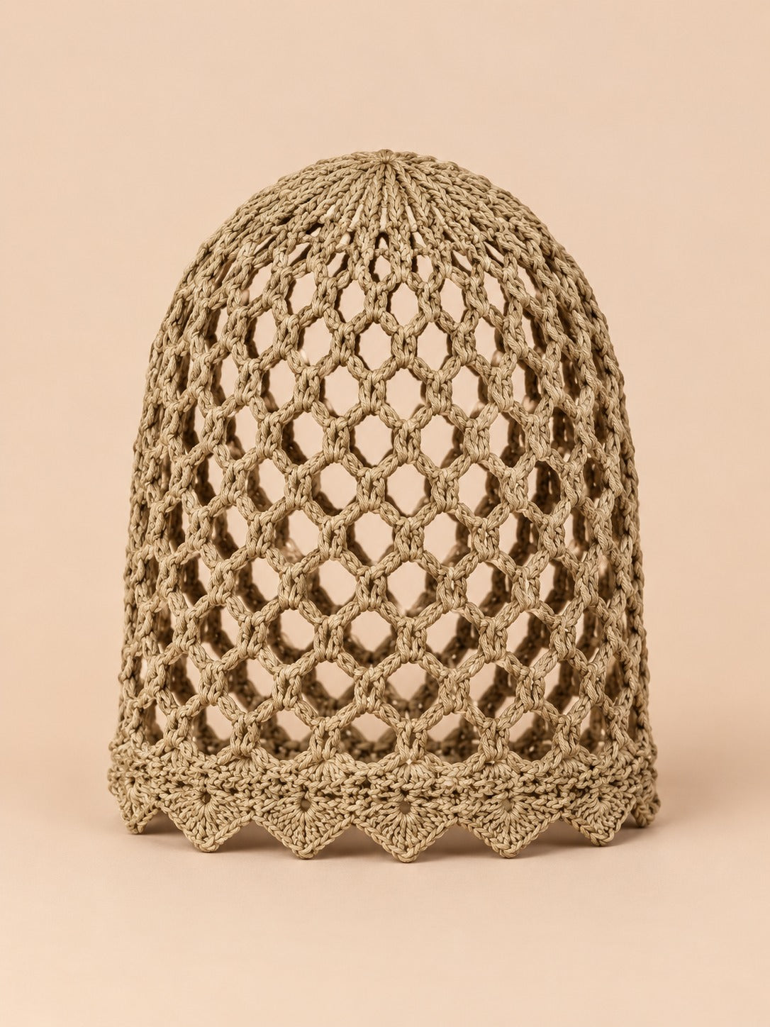 Bonnet femme ajouré léger au crochet, kaki, vue de face