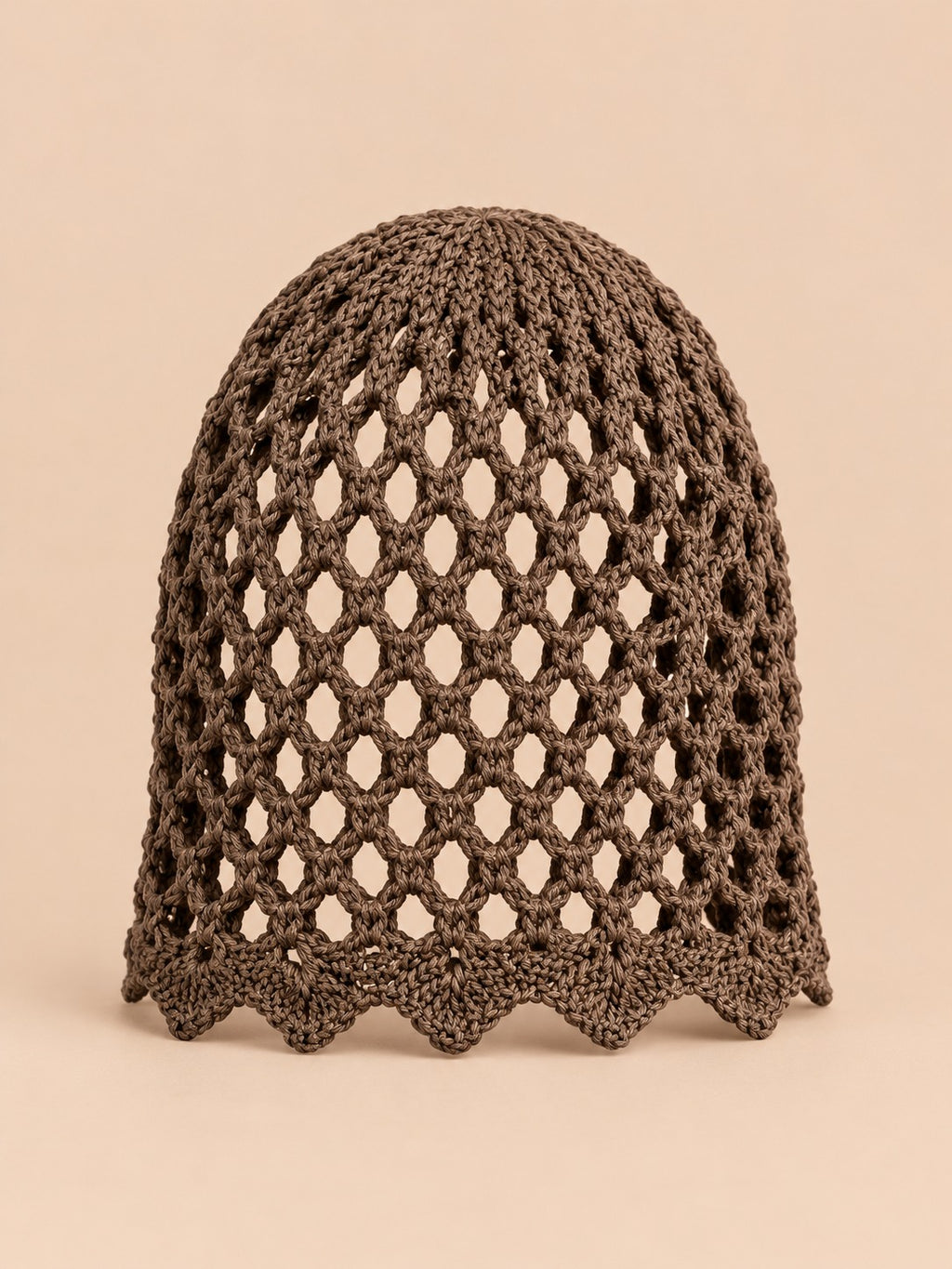 Bonnet femme ajouré léger au crochet, marron, vue de face