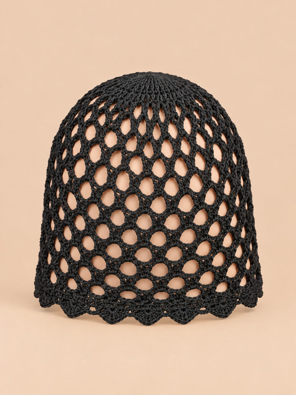 Bonnet femme ajouré léger au crochet, noir, vue de face
