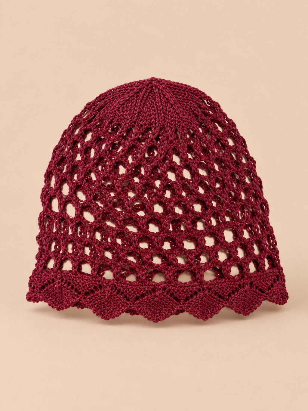 Bonnet femme ajouré léger au crochet, rouge, vue de trois quarts
