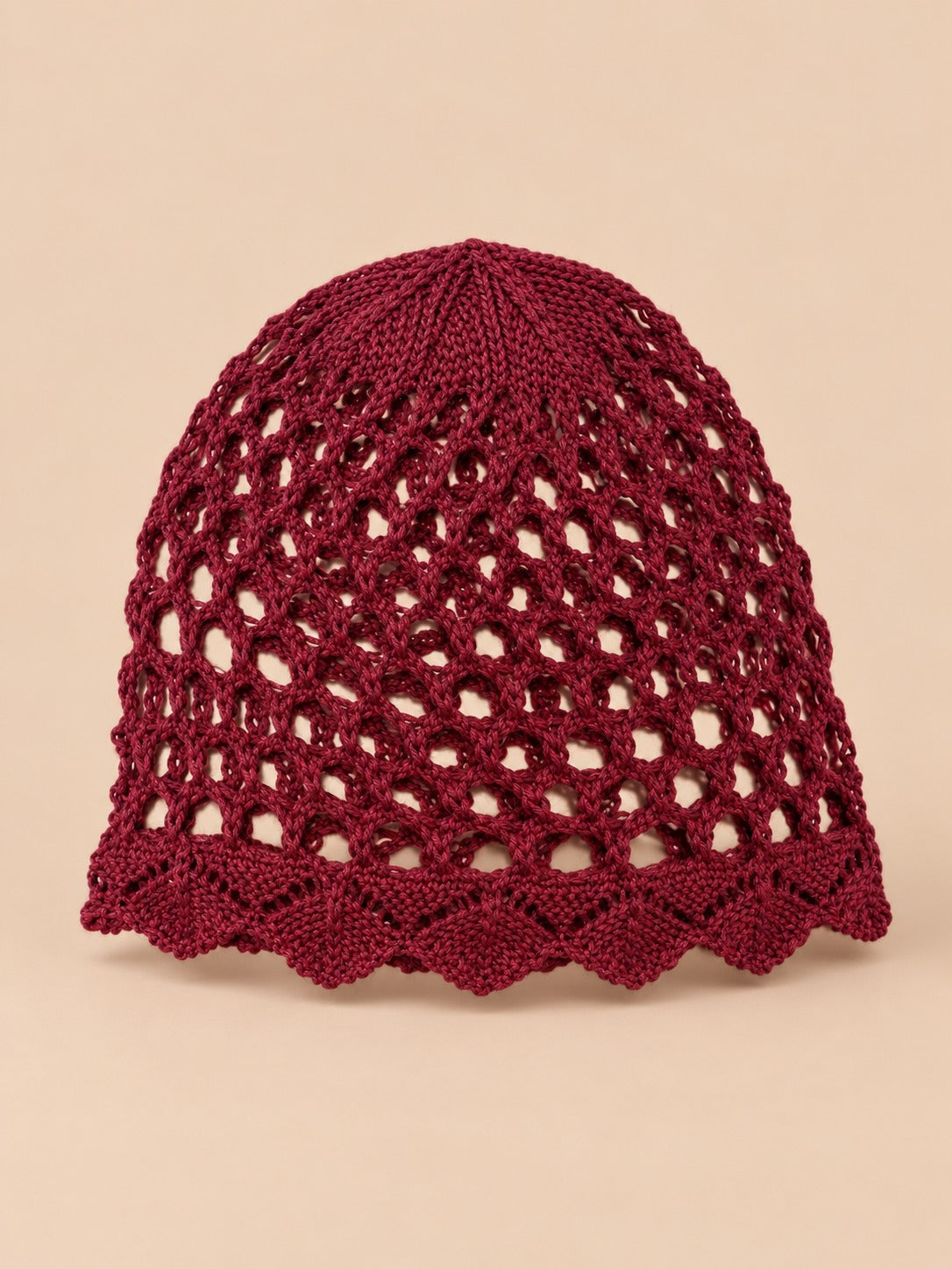 Bonnet femme ajouré léger au crochet, rouge, vue de trois quarts