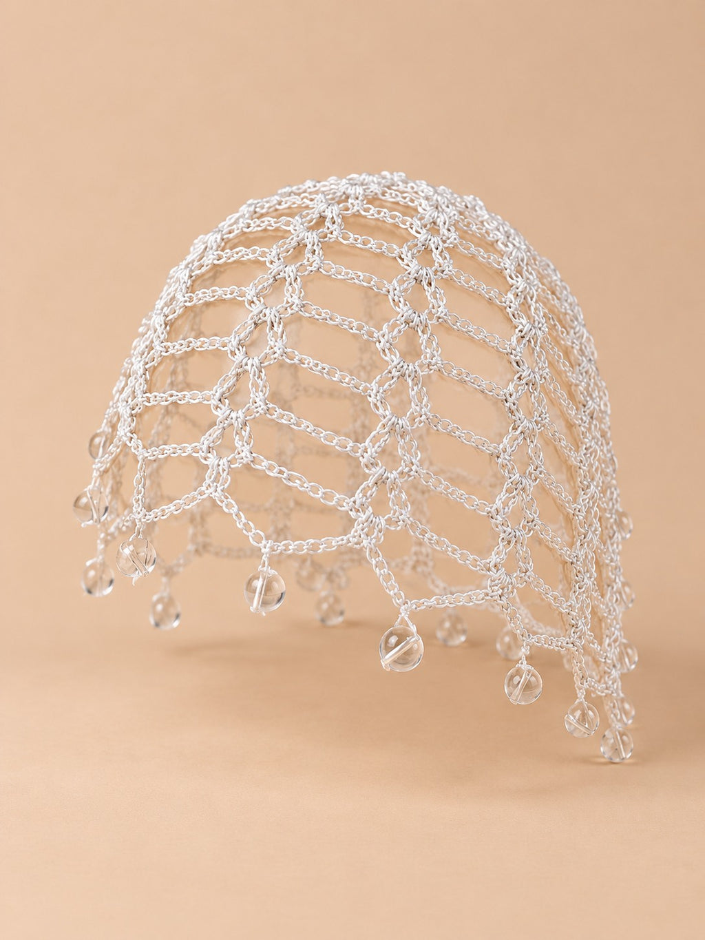 Bonnet ajouré perlé au crochet pour femme, coloris blanc, vue de trois quarts