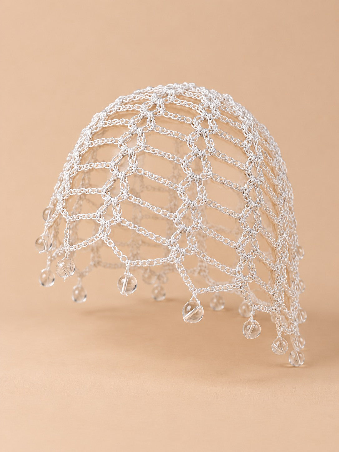 Bonnet ajouré perlé au crochet pour femme, coloris blanc, vue de trois quarts