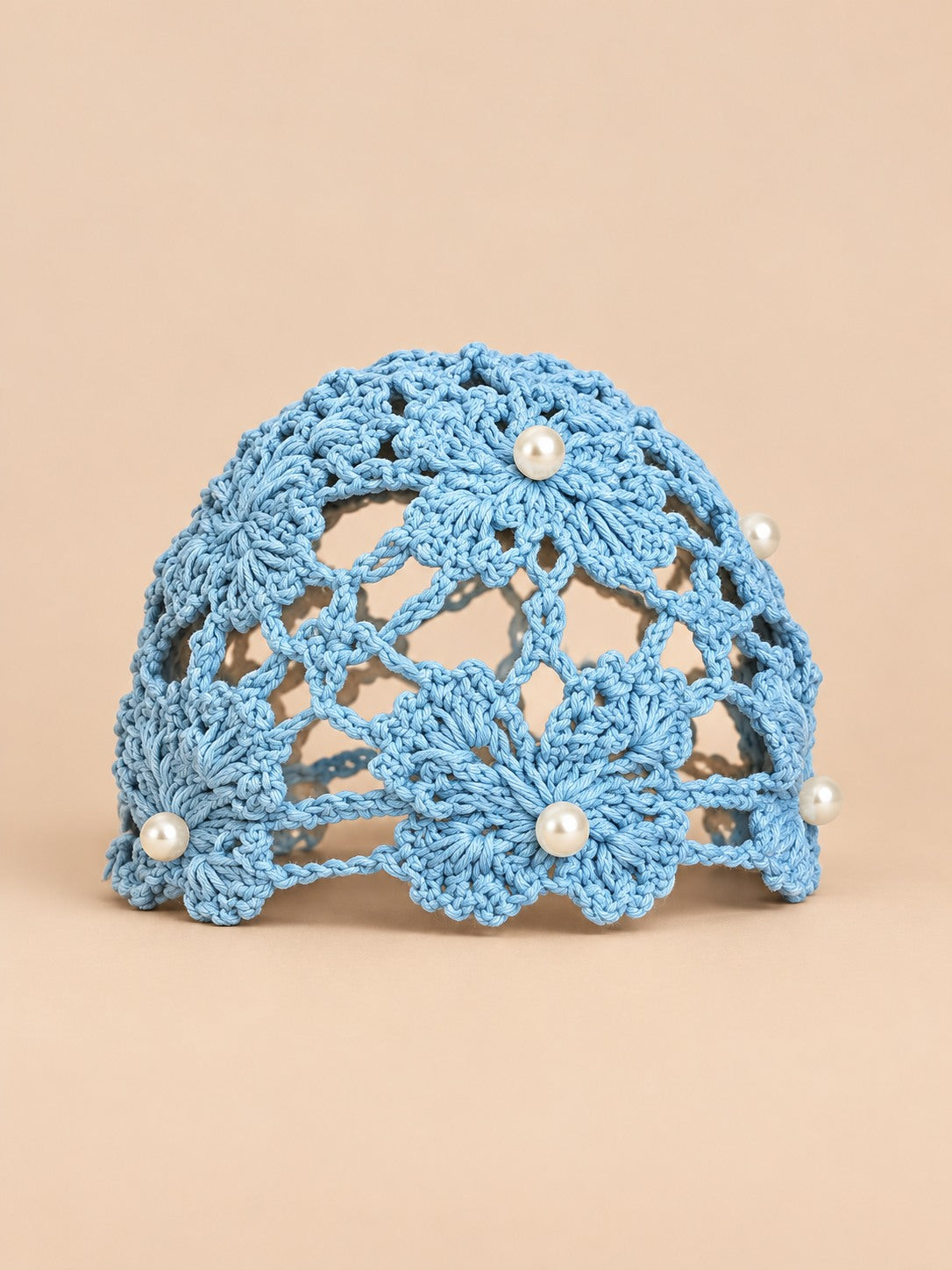 Bonnet au crochet ajouré à perles pour femme, coloris Bleu ciel, vue de face