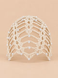 Bonnet bandana femme beige au crochet ajouré perlé, vue de face sur fond pêche sable