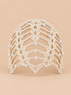 Bonnet bandana femme beige au crochet ajouré perlé, vue de face sur fond pêche sable