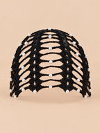 Bonnet bandana femme noir au crochet ajouré perlé, vue de face sur fond pêche sable