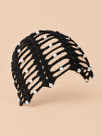 Bonnet bandana femme noir au crochet ajouré perlé, vue trois quarts sur fond pêche sable