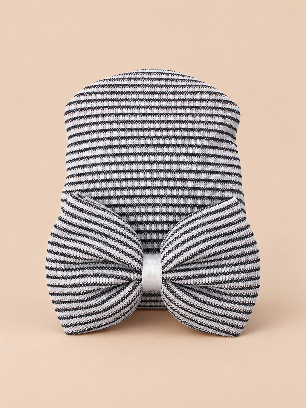 Bonnet bébé naissance en coton noir et blanc, rayures et gros nœud, vue de face