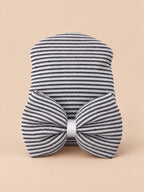 Bonnet bébé naissance en coton noir et blanc, rayures et gros nœud, vue de face