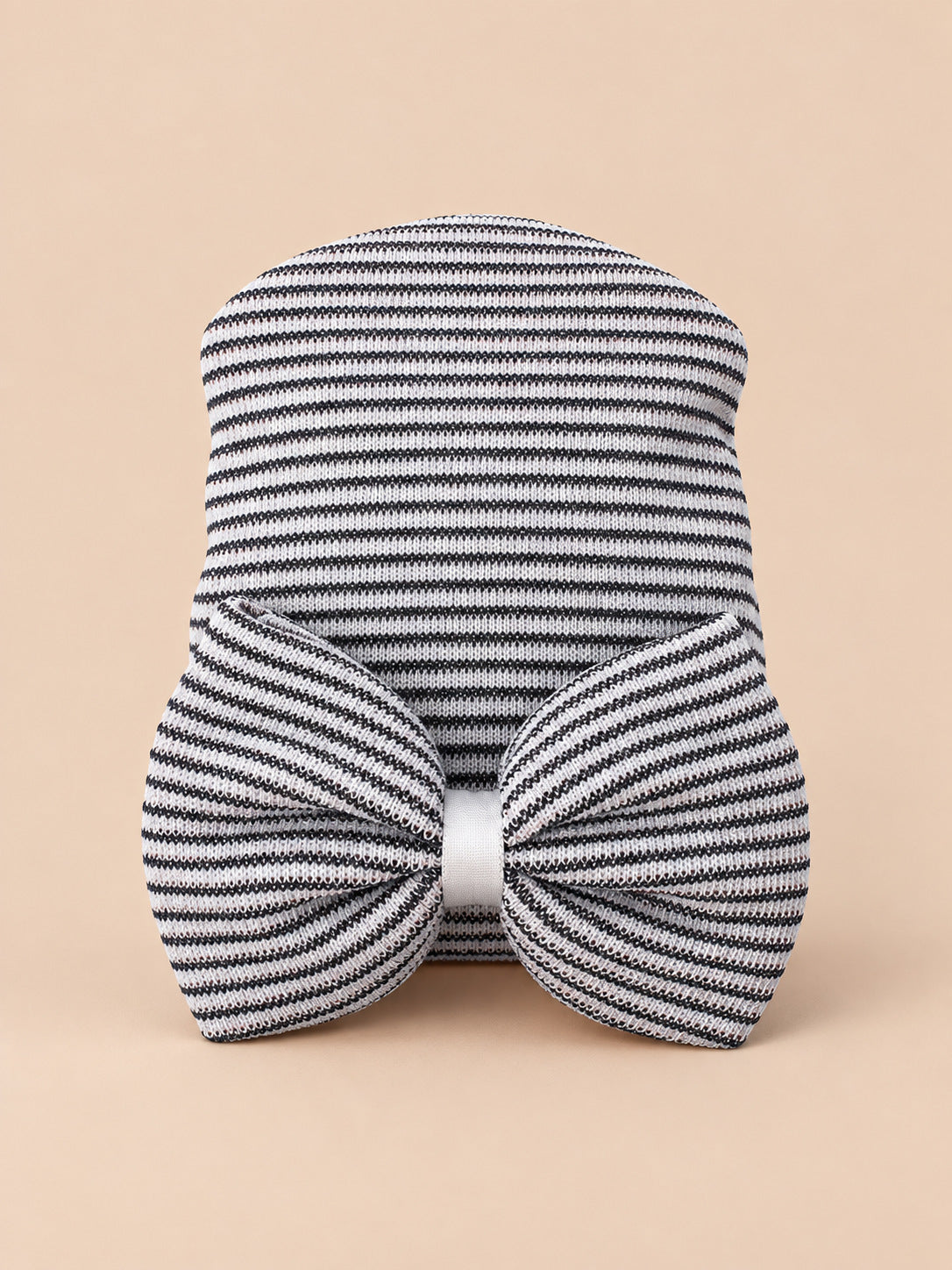 Bonnet bébé naissance en coton noir et blanc, rayures et gros nœud, vue de face