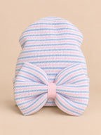 Bonnet bébé naissance en coton rose et bleu, rayures et gros nœud, vue de face