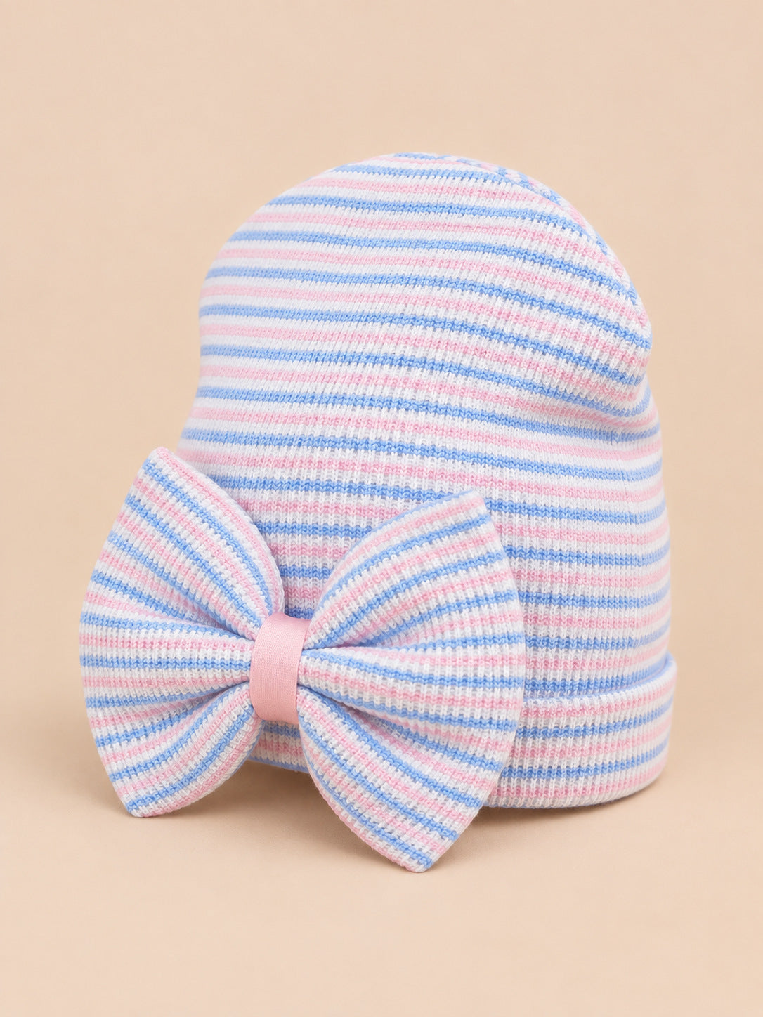 Bonnet bébé naissance en coton rose et bleu, rayures et gros nœud, vue de trois quarts