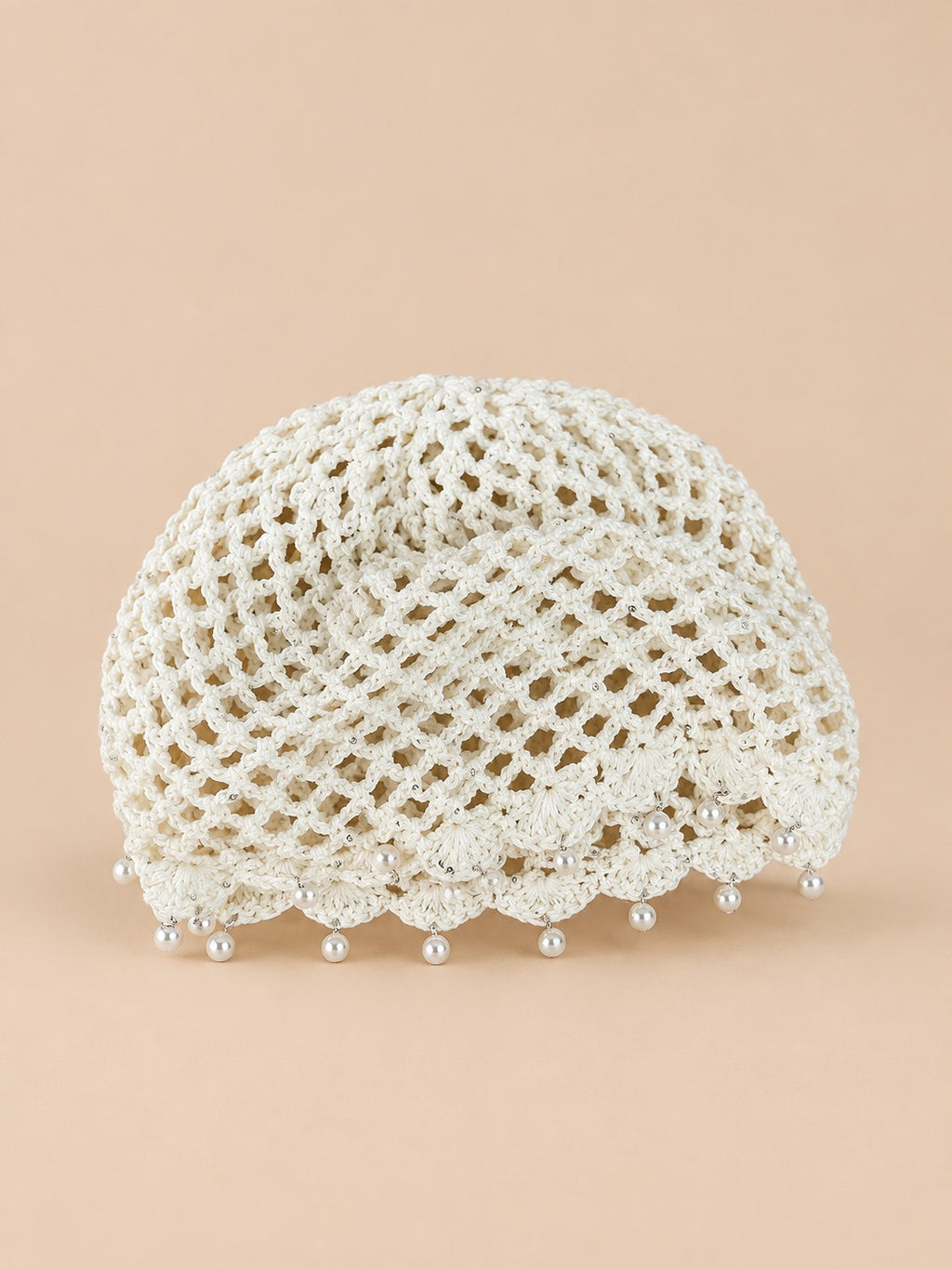 Béret ajouré au crochet avec perles, coloris blanc, vue de face