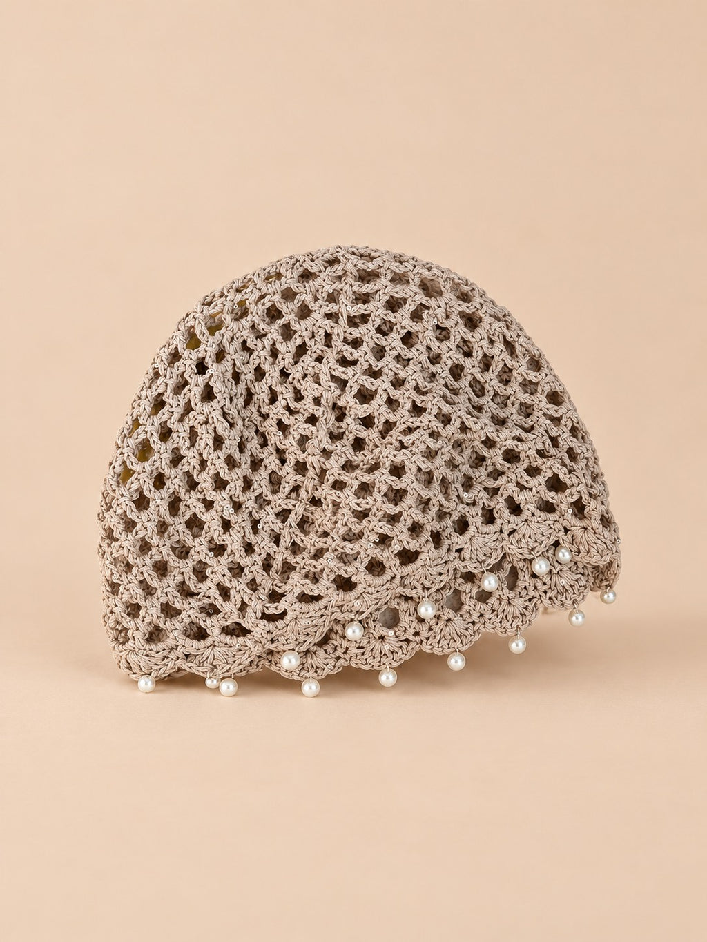 Béret ajouré au crochet avec perles, coloris kaki, vue de face