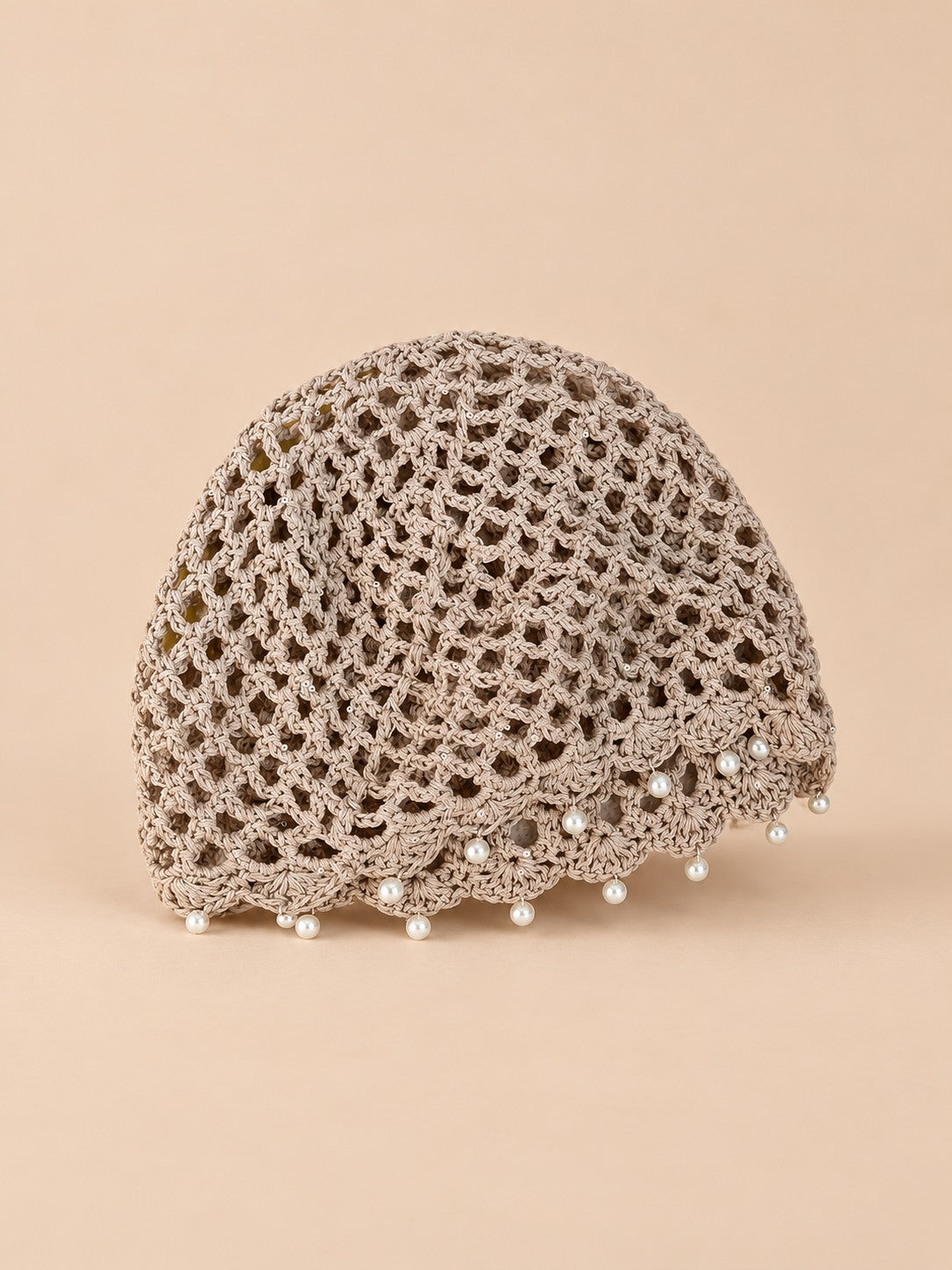 Béret ajouré au crochet avec perles, coloris kaki, vue de face
