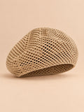 Béret d’artiste ajouré kaki, vue de face sur fond pêche sable
